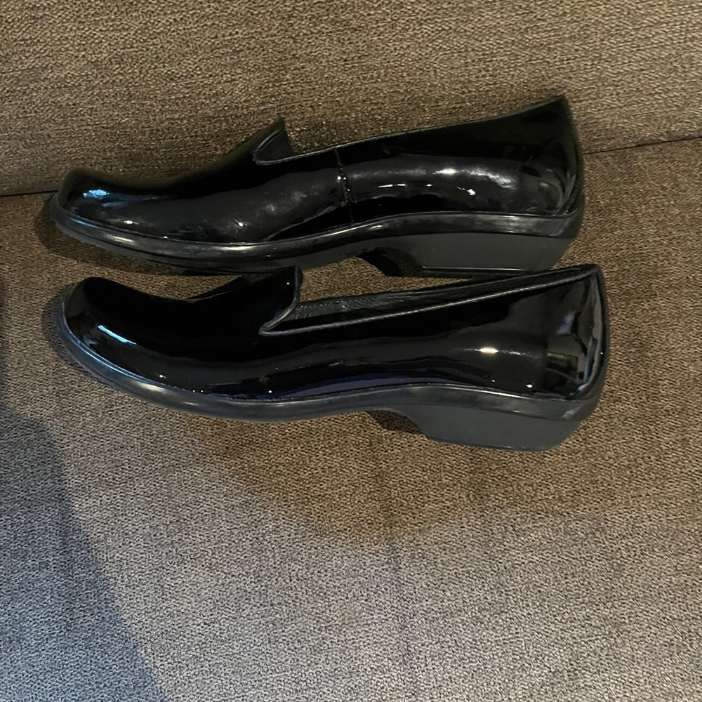 Dansko olivia loafers patent leather 39 . Briefly worn on carpet in house. EUC